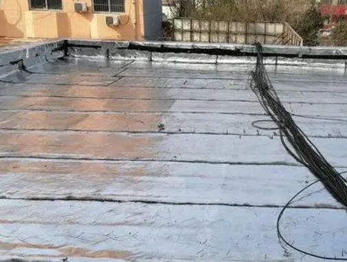 双阳卫生间漏水维修公司分享下双阳屋面楼顶防水刚性防水层施工要点。